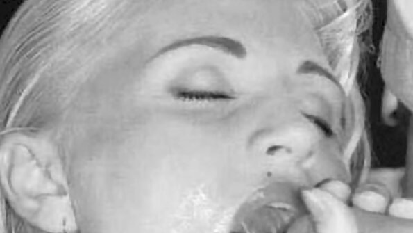 A bela vr hd porn tube com tinta Liya Silver tem sua boceta comida e seu cuzão é criticado