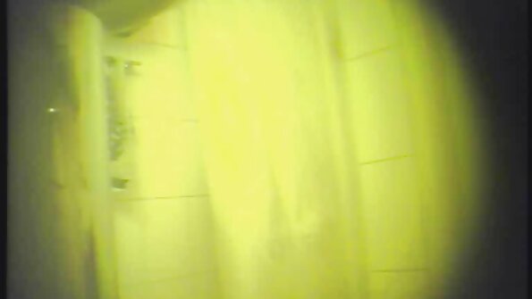 Jenna Ross e Kenna James sendo fodidos apropriadamente na sala porn free 1080 de estar