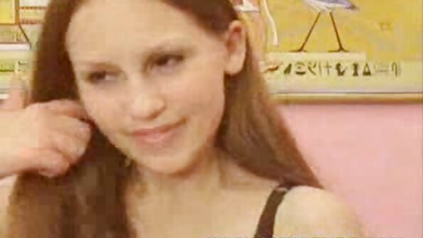A puta asiática chamada Alicia leva uma pormos hd trepada na piscina